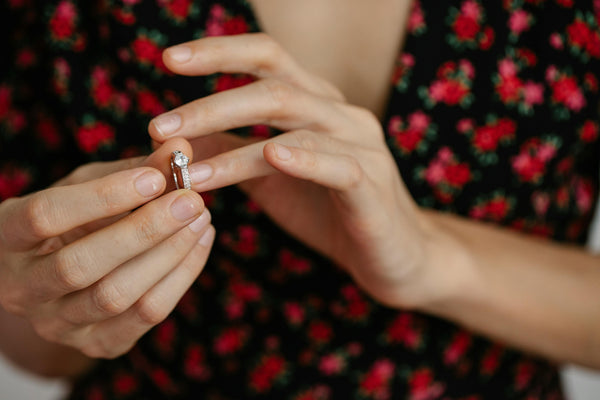 The Ultimate Moissanite Engagement Ring Buying Guide