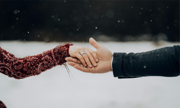 Do Engagement Ring Sizes Change in Winter? How to Keep Your Engagement Ring Safe